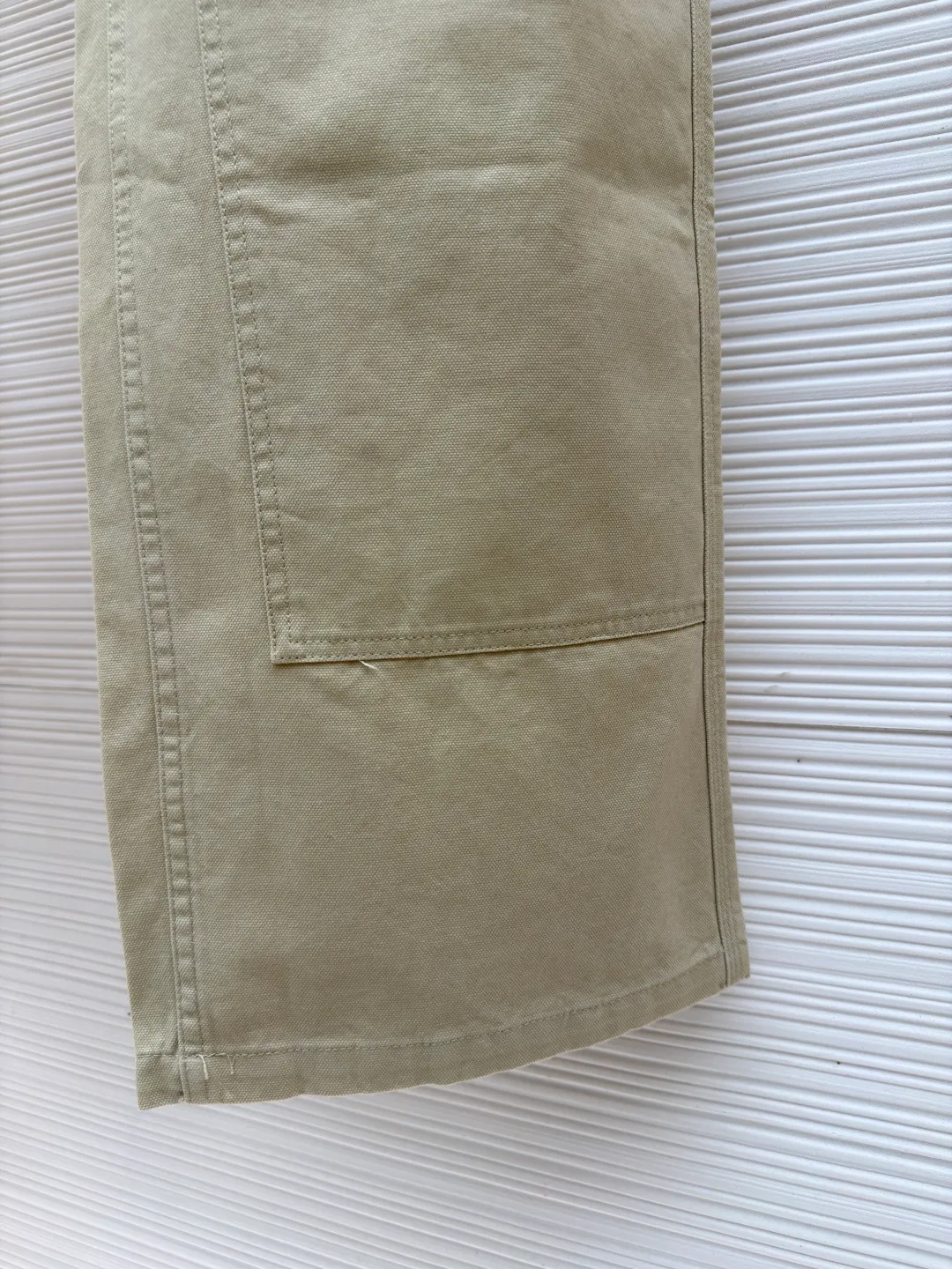 LOUIS VUITTON straight side pocket denim overalls ●Original version: Purchased and developed for 12999 ●Item number: 1681702-B05 ●Material: Pearl spun washed cotton fabric ●Technology: Overlocked production ●Color: Khaki ●Version: Fitted version ●Weight: about 700 grams ●Size: 46-48-50-52 ●Description: These Louis Vuitton straight side pocket overalls use garment washing technology to give the fabric a unique texture and retro charm. Customized leather labels highlight the brand's style and add luxurious details to the overall design. In terms of technology, high-quality cotton blended fabric is used and processed through multiple processes, which not only maintains the stiffness of the fabric, but also improves comfort and breathability. The trousers are carefully tailored, with a classic button design at the waist. The three-dimensional pockets on both sides are combined with a straight fit, which not only retains the practical function of overalls, but also shows a fashionable and casual style. The garment washing process gives the pants a natural distressed effect. Each pair of pants has a slightly different color and texture, giving it a unique personality. The customized leather label is the finishing touch. The exquisite embossing and delicate stitching reflect the brand's ultimate pursuit of details. Hand washing is recommended to maintain the texture and color of the fabric and avoid excessive wear. Due to different measurement methods, the error of 1-3 cm is within the normal range, ensuring comfort and fit. The overall wiring is straight and delicate, the fabric is comfortable and soft, and the color is consistent without color difference. It can be matched with the same style to create a fashionable look and control various occasions. Customized accessories, complete with three standards, same style for men and women!
